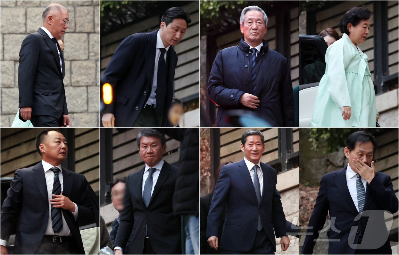 (서울=뉴스1) 김진환 기자 = 20일 오후 고(故) 정주영 현대그룹 명예회장의 25주기 추모제사가 열린 서울 종로구 청운동 정 명예회장 옛 자택으로 범 현대가 식구들이 들어서고 …