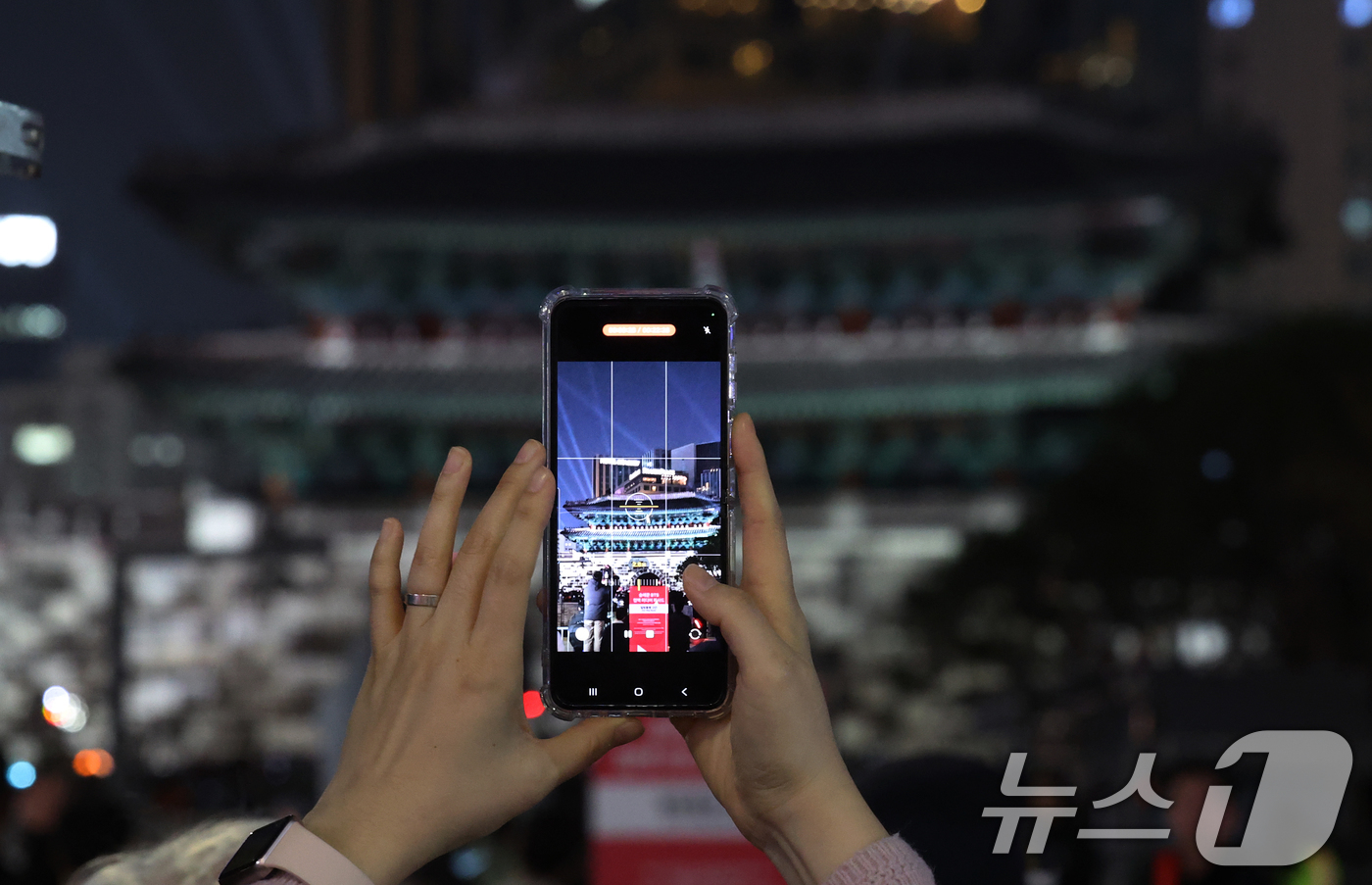 (서울=뉴스1) 오대일 기자 = 3년 9개월 만에 완전체로 컴백하는 방탄소년단(BTS)의 광화문 공연을 하루 앞둔 20일 오후 서울 중구 숭례문 외벽에 BTS 신보 '아리랑'(AR …