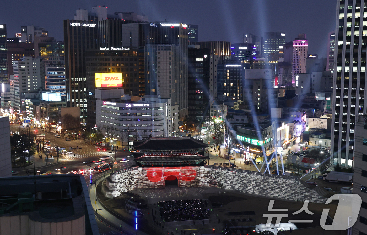 (서울=뉴스1) 오대일 기자 = 3년 9개월 만에 완전체로 컴백하는 방탄소년단(BTS)의 광화문 공연을 하루 앞둔 20일 오후 서울 중구 숭례문 외벽에 BTS 신보 '아리랑'(AR …