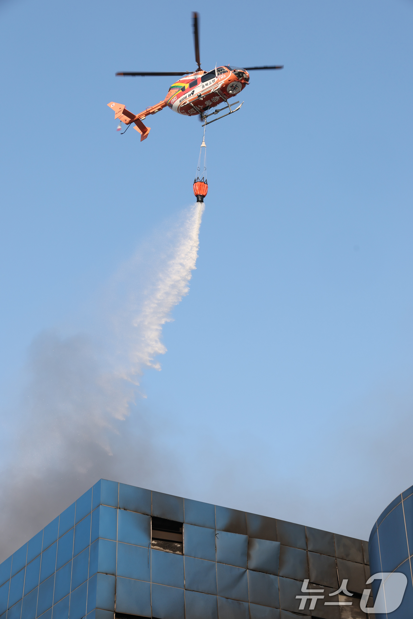 (대전=뉴스1) 김기태 기자 = 20일 오후 1시17분께 대전 대덕구 문평동의 한 공장에서 불이 헬기를 동원해 불을 끄고 있다. 소방당국은 국가소방동원령을 발령한 가운데, 현재까지 …