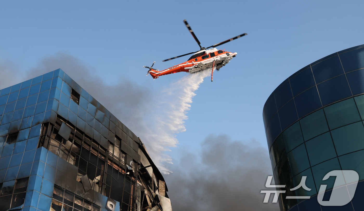 (대전=뉴스1) 김기태 기자 = 20일 오후 1시17분께 대전 대덕구 문평동의 한 공장에서 불이 헬기를 동원해 불을 끄고 있다. 소방당국은 국가소방동원령을 발령한 가운데, 현재까지 …