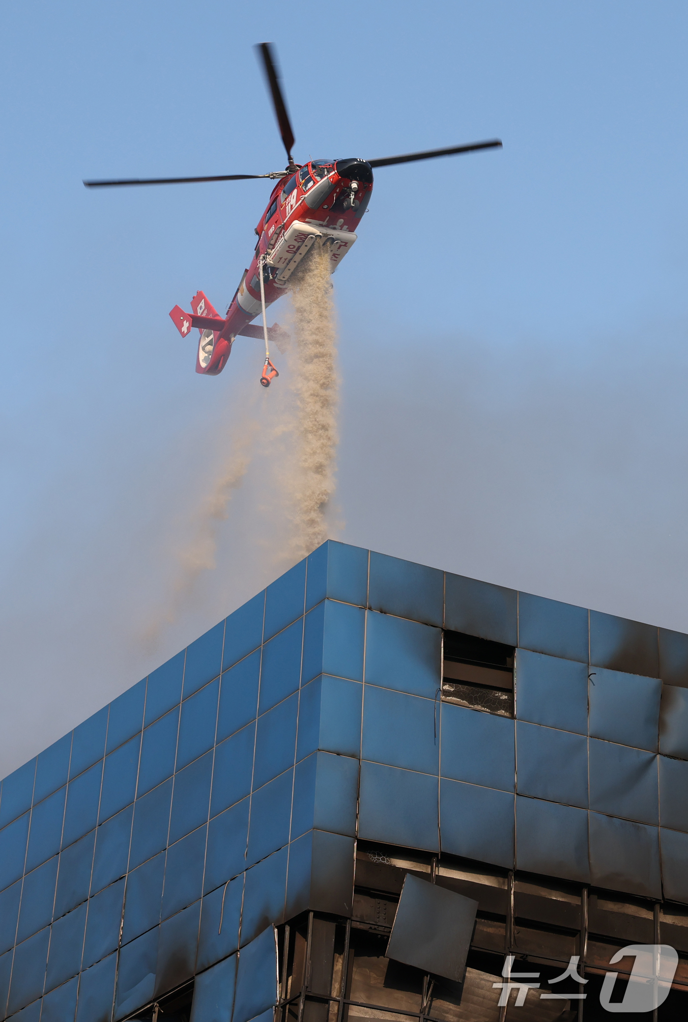 (대전=뉴스1) 김기태 기자 = 20일 오후 1시17분께 대전 대덕구 문평동의 한 공장에서 불이 헬기를 동원해 불을 끄고 있다. 소방당국은 국가소방동원령을 발령한 가운데, 현재까지 …