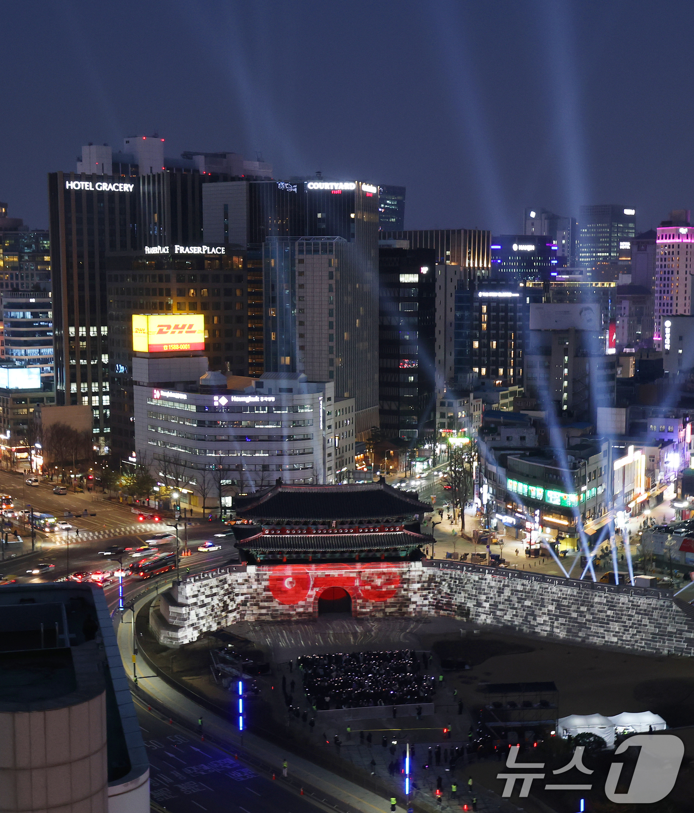 (서울=뉴스1) 오대일 기자 = 3년 9개월 만에 완전체로 컴백하는 방탄소년단(BTS)의 광화문 공연을 하루 앞둔 20일 오후 서울 중구 숭례문 외벽에 BTS 신보 '아리랑'(AR …