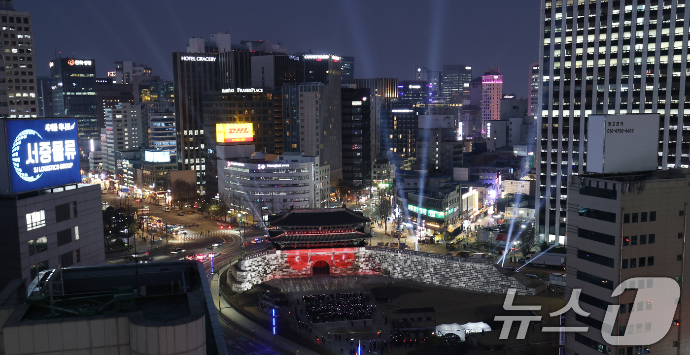 (서울=뉴스1) 오대일 기자 = 3년 9개월 만에 완전체로 컴백하는 방탄소년단(BTS)의 광화문 공연을 하루 앞둔 20일 오후 서울 중구 숭례문 외벽에 BTS 신보 '아리랑'(AR …