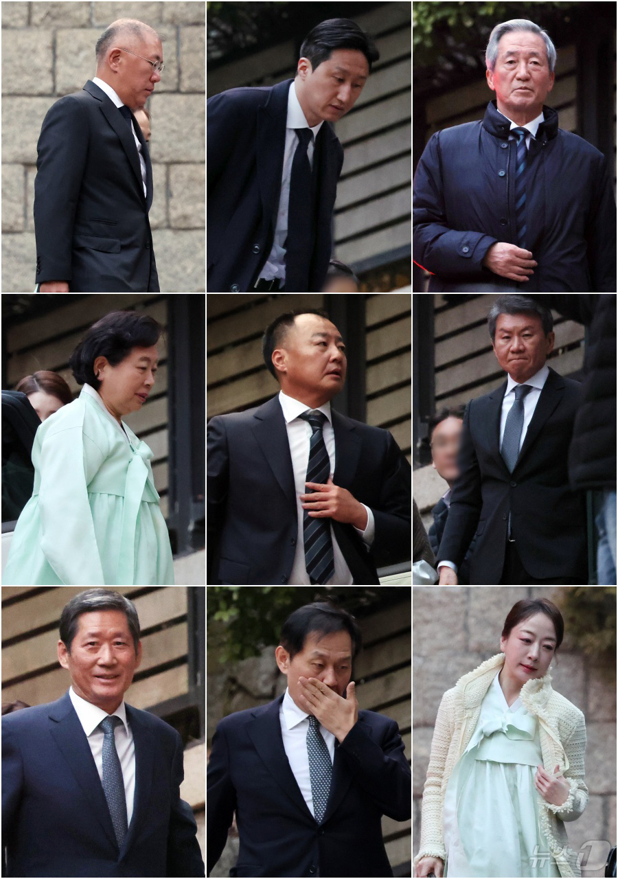 (서울=뉴스1) 김진환 기자 = 20일 오후 고(故) 정주영 현대그룹 명예회장의 25주기 추모제사가 열린 서울 종로구 청운동 정 명예회장 옛 자택으로 범 현대가 식구들이 들어서고 …