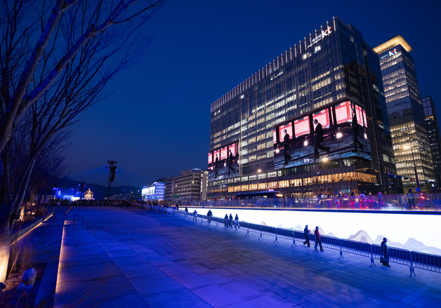 서울 도심 대형전광판에 BTS '워킹 영상' 글로벌 최초 공개