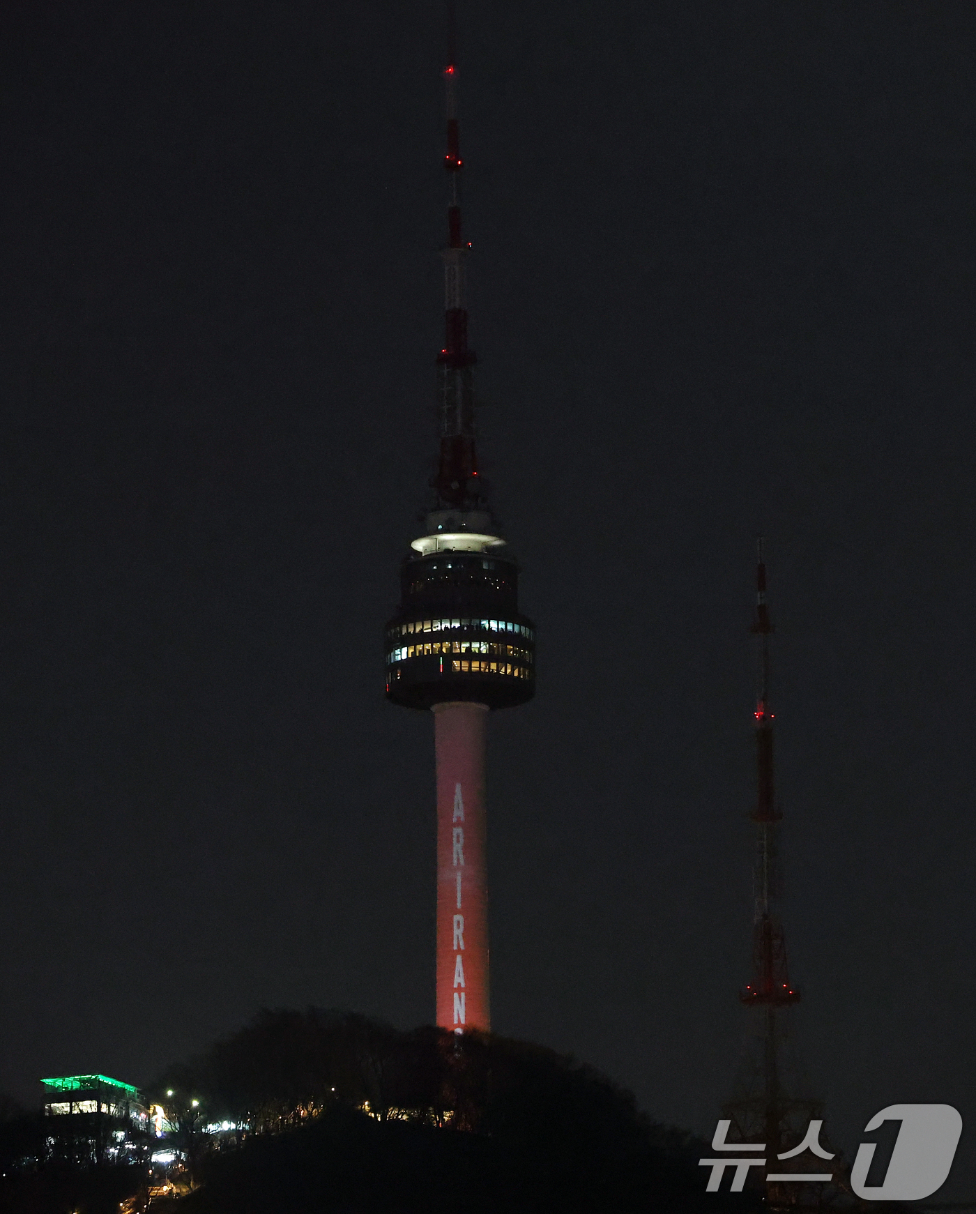 (서울=뉴스1) 오대일 기자 = 3년 9개월 만에 완전체로 컴백하는 방탄소년단(BTS)의 광화문 공연을 하루 앞둔 20일 오후 서울 중구 남산타워에 BTS 신보 '아리랑'(ARIR …