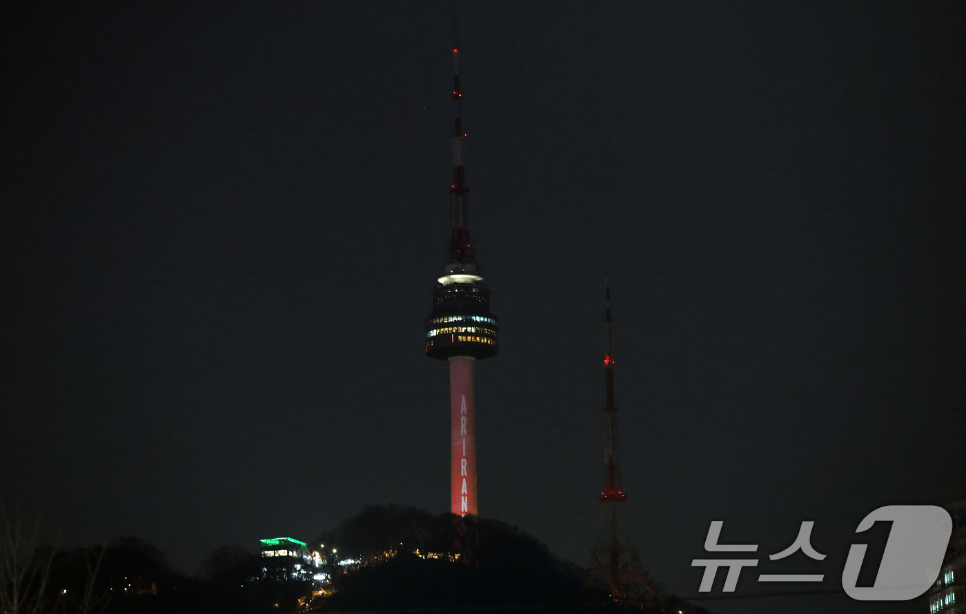 (서울=뉴스1) 오대일 기자 = 3년 9개월 만에 완전체로 컴백하는 방탄소년단(BTS)의 광화문 공연을 하루 앞둔 20일 오후 서울 중구 남산타워에 BTS 신보 '아리랑'(ARIR …