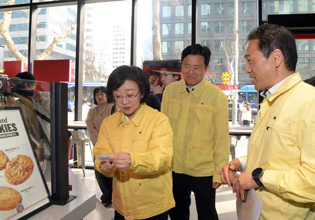 오유경 식약처장, BTS 공연장 주변 가격표시 및 위생 상태 점검
