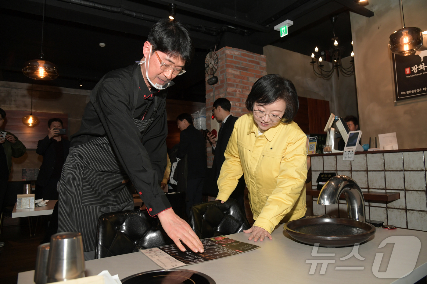 (서울=뉴스1) 김진환 기자 = 오유경 식품의약품안전처장이 '방탄소년단 컴백 행사'를 하루 앞둔 20일 광화문 일대 행사장 주변 음식점을 방문해 사전 위생관리 및 가격 표시 운영 …