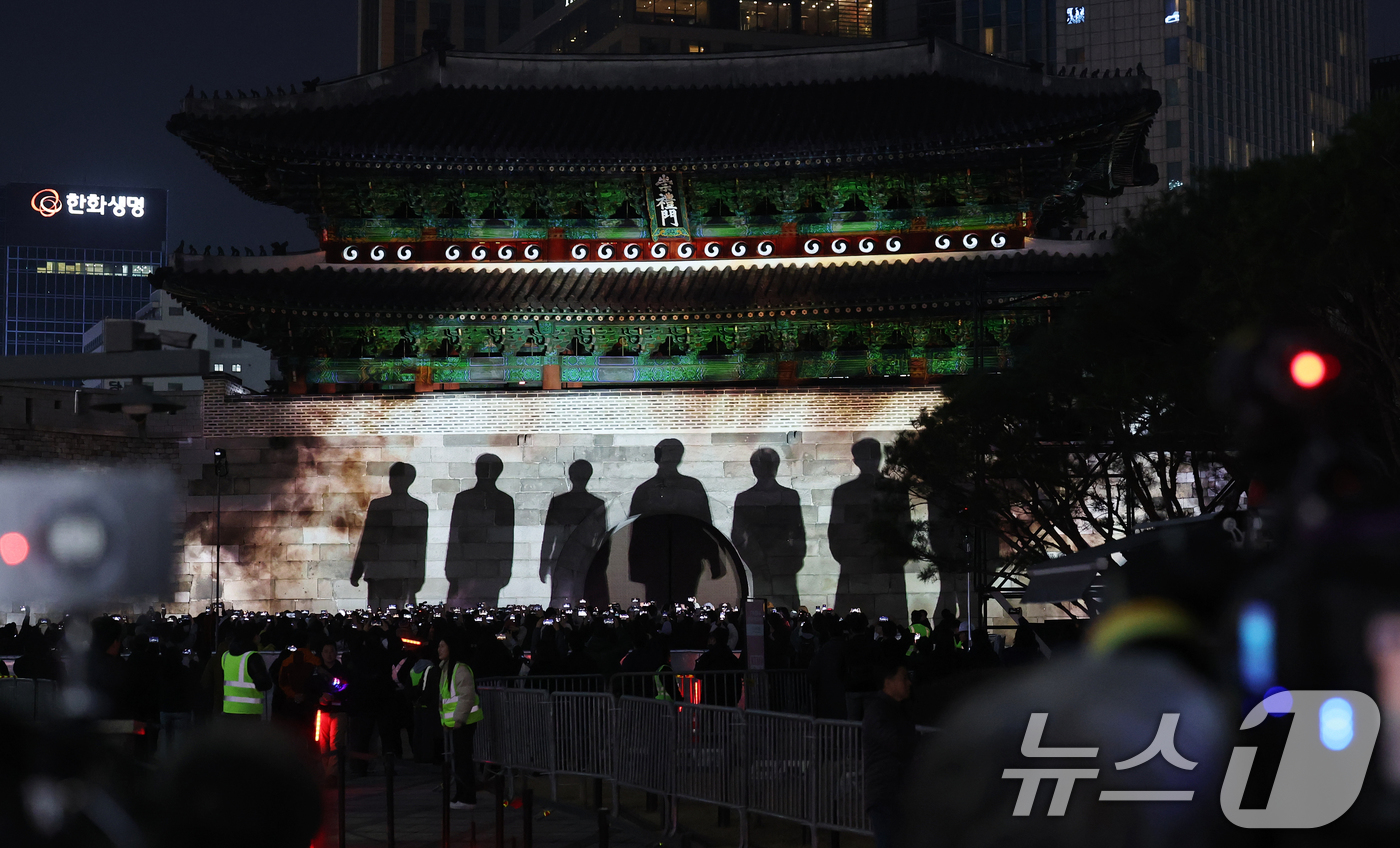 (서울=뉴스1) 오대일 기자 = 3년 9개월 만에 완전체로 컴백하는 방탄소년단(BTS)의 광화문 공연을 하루 앞둔 20일 오후 서울 중구 숭례문 외벽에 BTS 신보 '아리랑'(AR …