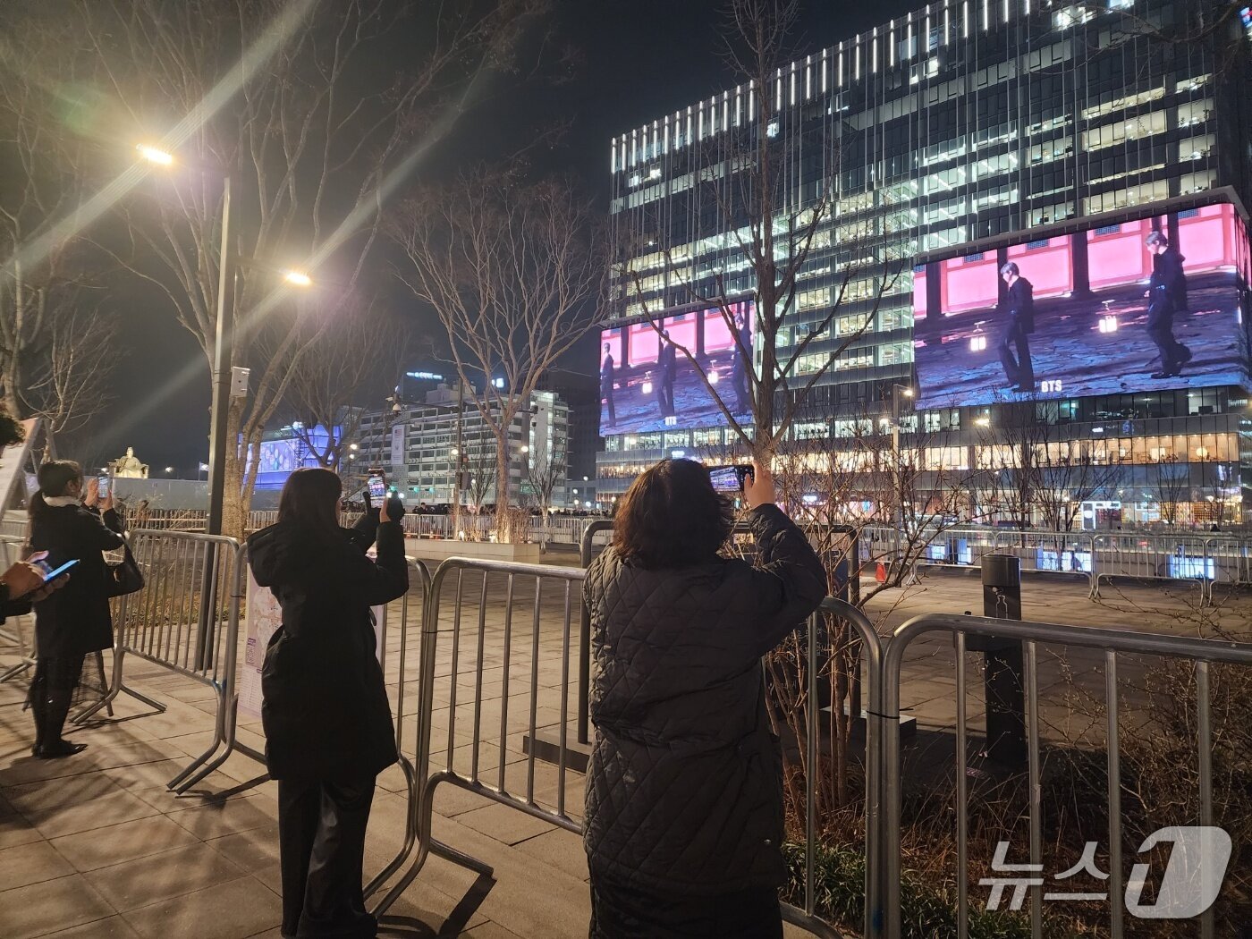 본문 이미지 - 20일 서울 광화문 KT빌딩 전광판에 BTS 컴백 기념 영상이 송출되고 있다. 2026.03.20/ⓒ 뉴스1 권진영 기자