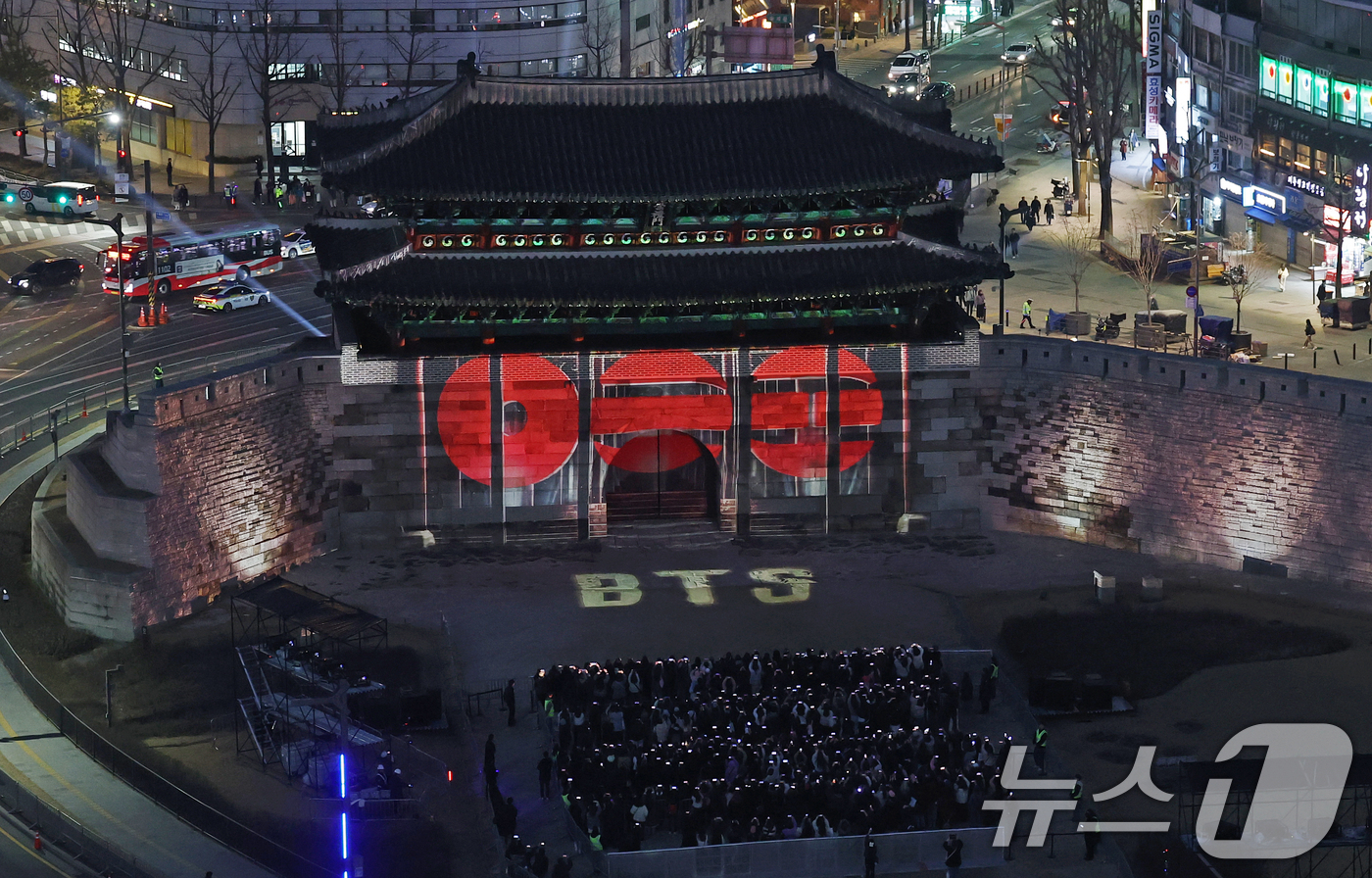 (서울=뉴스1) 오대일 기자 = 3년 9개월 만에 완전체로 컴백하는 방탄소년단(BTS)의 광화문 공연을 하루 앞둔 20일 오후 서울 중구 숭례문 외벽에 BTS 신보 '아리랑'(AR …