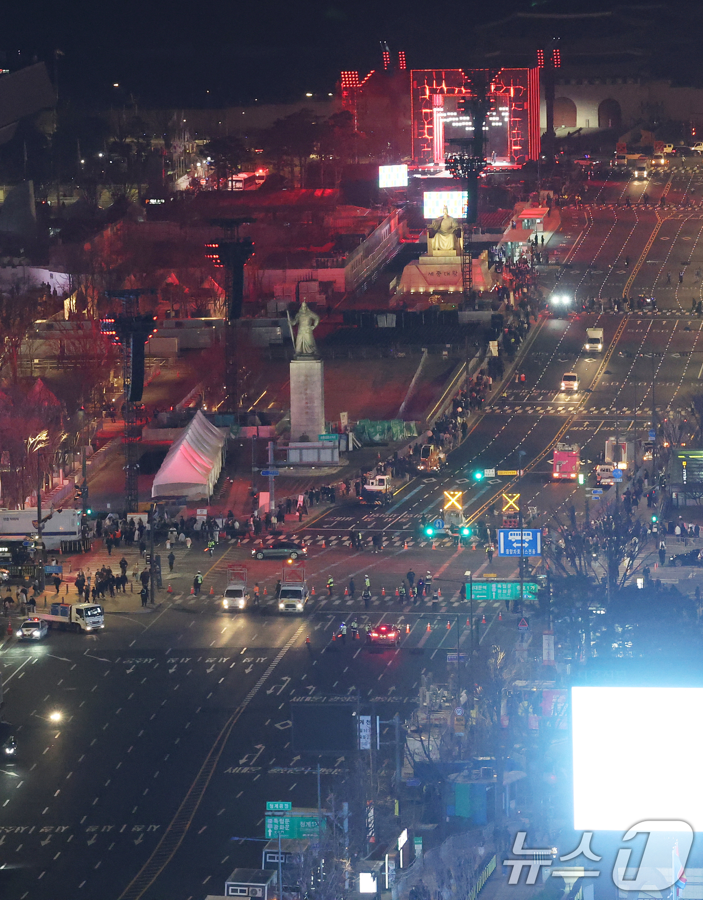 (서울=뉴스1) 오대일 기자 = 3년 9개월 만에 완전체로 컴백하는 방탄소년단(BTS)의 광화문 공연을 하루 앞둔 20일 오후 9시를 기해 서울 광화문 광장 인근 차량 통행이 통제 …