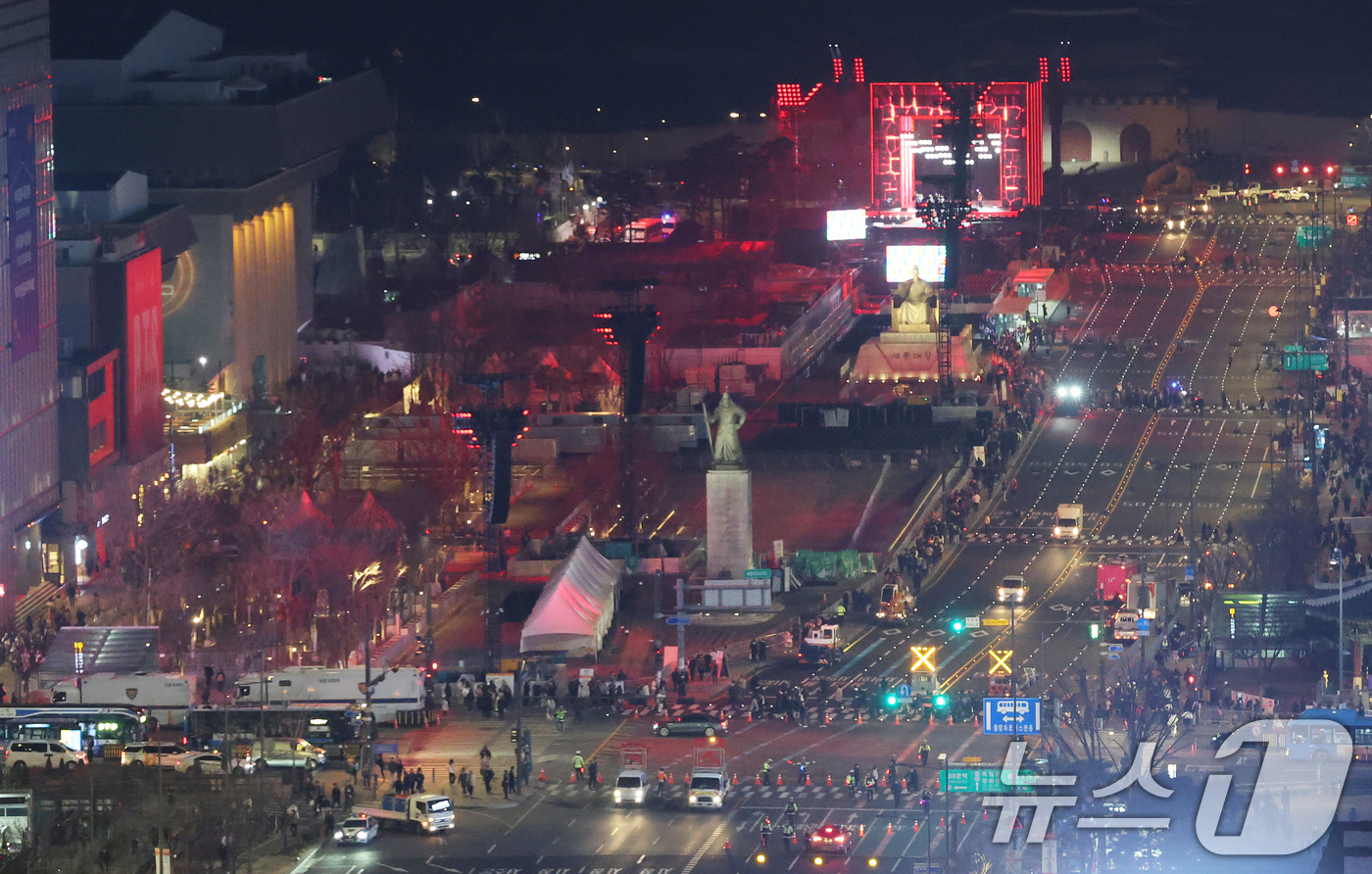 (서울=뉴스1) 오대일 기자 = 3년 9개월 만에 완전체로 컴백하는 방탄소년단(BTS)의 광화문 공연을 하루 앞둔 20일 오후 9시를 기해 서울 광화문 광장 인근 차량 통행이 통제 …