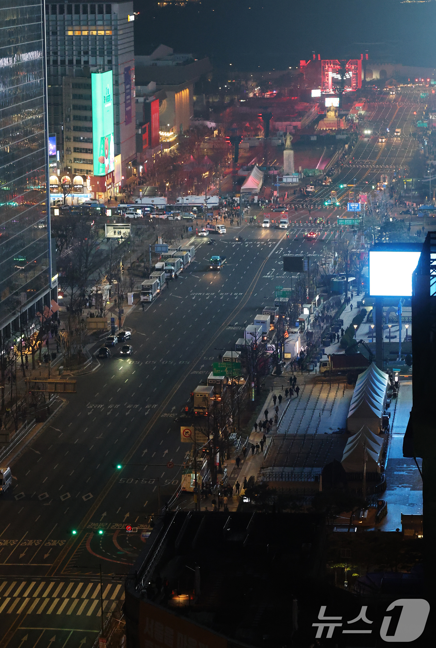 (서울=뉴스1) 오대일 기자 = 3년 9개월 만에 완전체로 컴백하는 방탄소년단(BTS)의 광화문 공연을 하루 앞둔 20일 오후 9시를 기해 서울 광화문 광장 인근 차량 통행이 통제 …