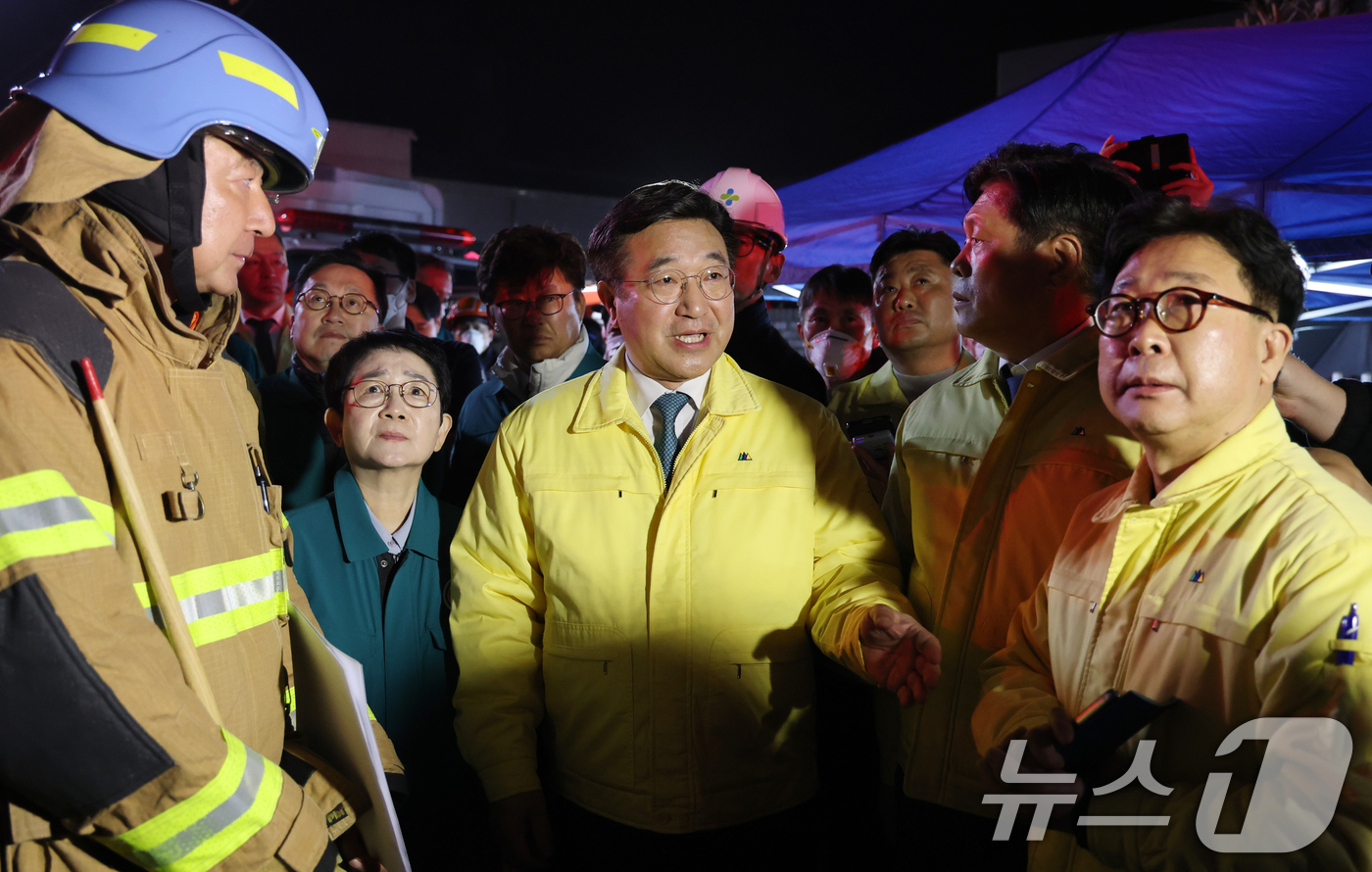 (대전=뉴스1) 김기태 기자 = 윤호중 행정안전부 장관이 20일 화재가 발생한 대전 대덕구 문평동 자동차부품 제조 공장을 찾아 소방 관계자의 설명을 듣고 있다. 2026.3.20/ …