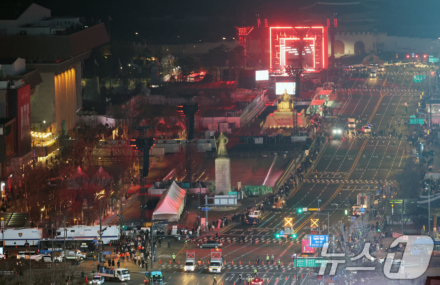 (서울=뉴스1) 오대일 기자 = 3년 9개월 만에 완전체로 컴백하는 방탄소년단(BTS)의 광화문 공연을 하루 앞둔 20일 오후 9시를 기해 서울 광화문 광장 인근 차량 통행이 통제 …