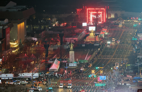 'BTS D-1' 붉은 빛으로 물든 광화문