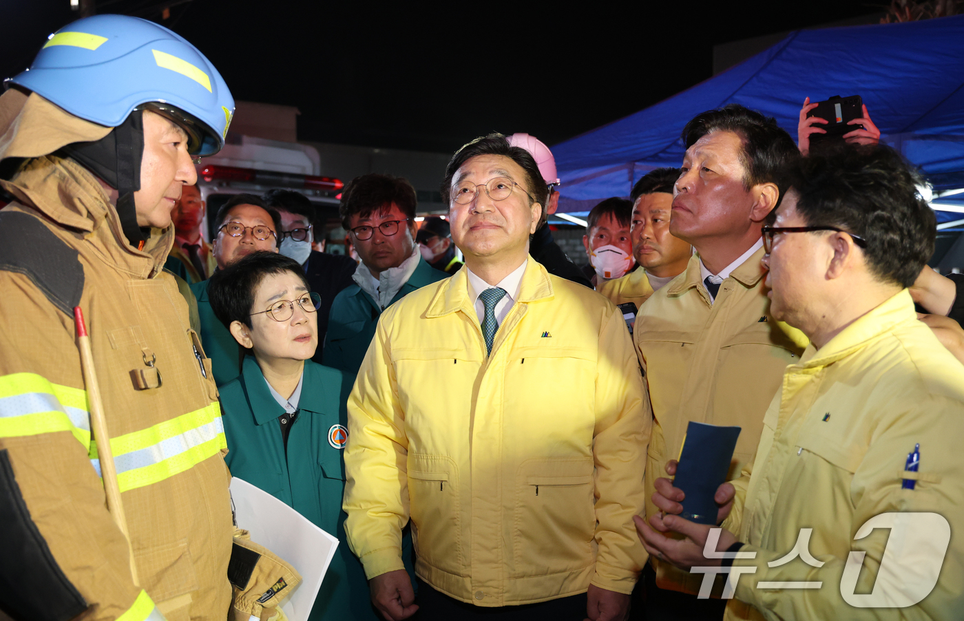 (대전=뉴스1) 김기태 기자 = 윤호중 행정안전부 장관이 20일 화재가 발생한 대전 대덕구 문평동 자동차부품 제조 공장을 찾아 소방 관계자의 설명을 듣고 있다. 2026.3.20/ …