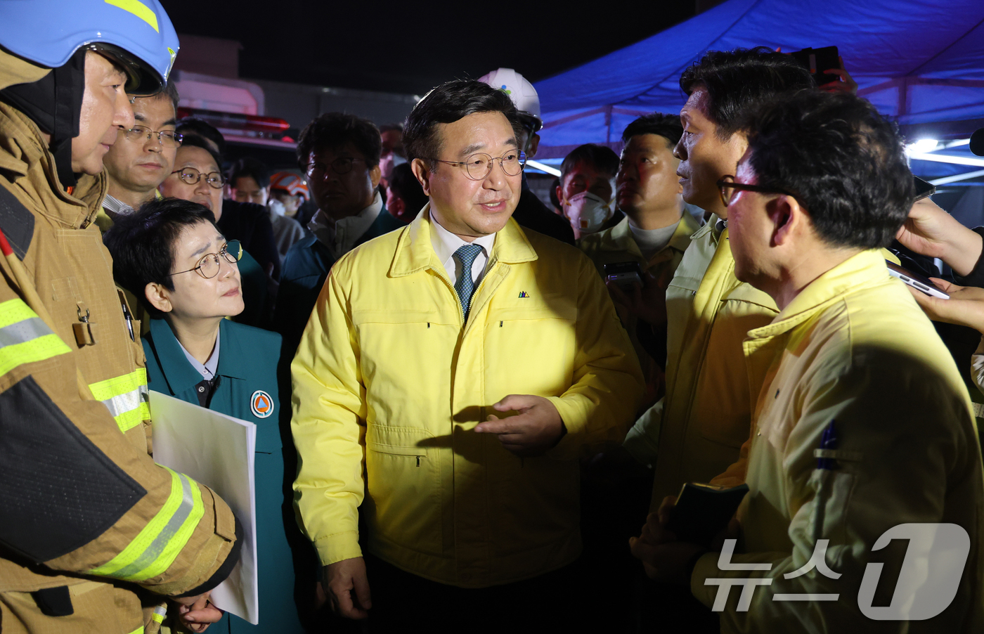 (대전=뉴스1) 김기태 기자 = 윤호중 행정안전부 장관이 20일 화재가 발생한 대전 대덕구 문평동 자동차부품 제조 공장을 찾아 현장 설명을 듣고 있다. 2026.3.20/뉴스1