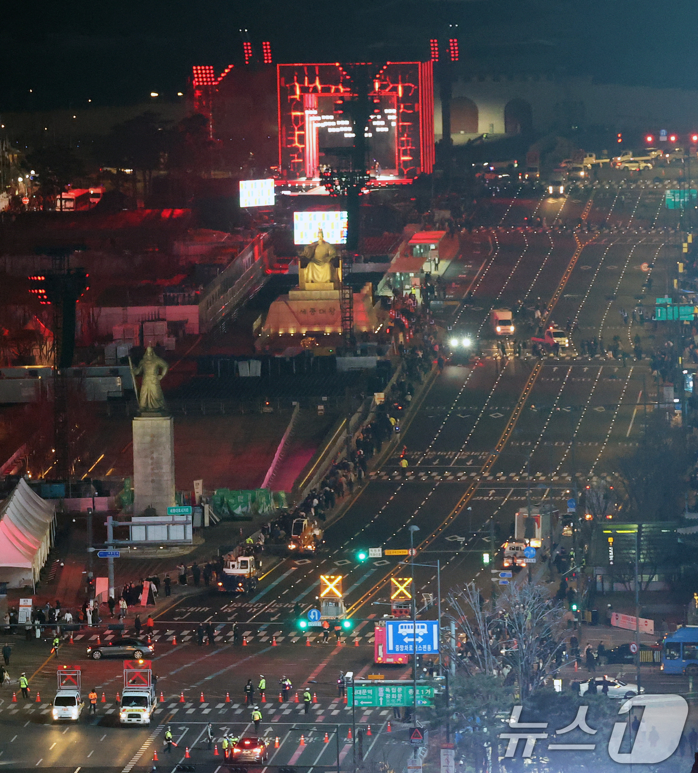 (서울=뉴스1) 오대일 기자 = 3년 9개월 만에 완전체로 컴백하는 방탄소년단(BTS)의 광화문 공연을 하루 앞둔 20일 오후 9시를 기해 서울 광화문 광장 인근 차량 통행이 통제 …