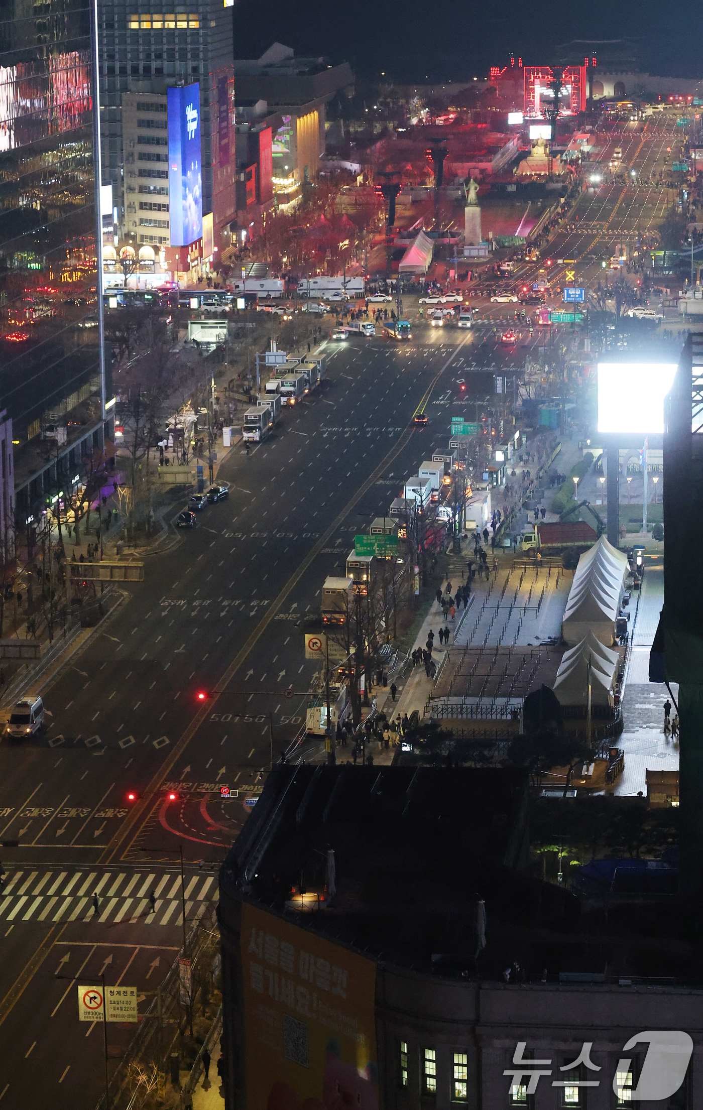 (서울=뉴스1) 오대일 기자 = 3년 9개월 만에 완전체로 컴백하는 방탄소년단(BTS)의 광화문 공연을 하루 앞둔 20일 오후 9시를 기해 서울 광화문 광장 인근 차량 통행이 통제 …