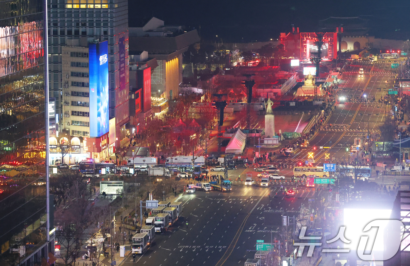 (서울=뉴스1) 오대일 기자 = 3년 9개월 만에 완전체로 컴백하는 방탄소년단(BTS)의 광화문 공연을 하루 앞둔 20일 오후 9시를 기해 서울 광화문 광장 인근 차량 통행이 통제 …