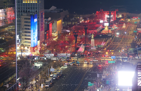 BTS 공연전야, '붉은 빛으로 물든 광화문'