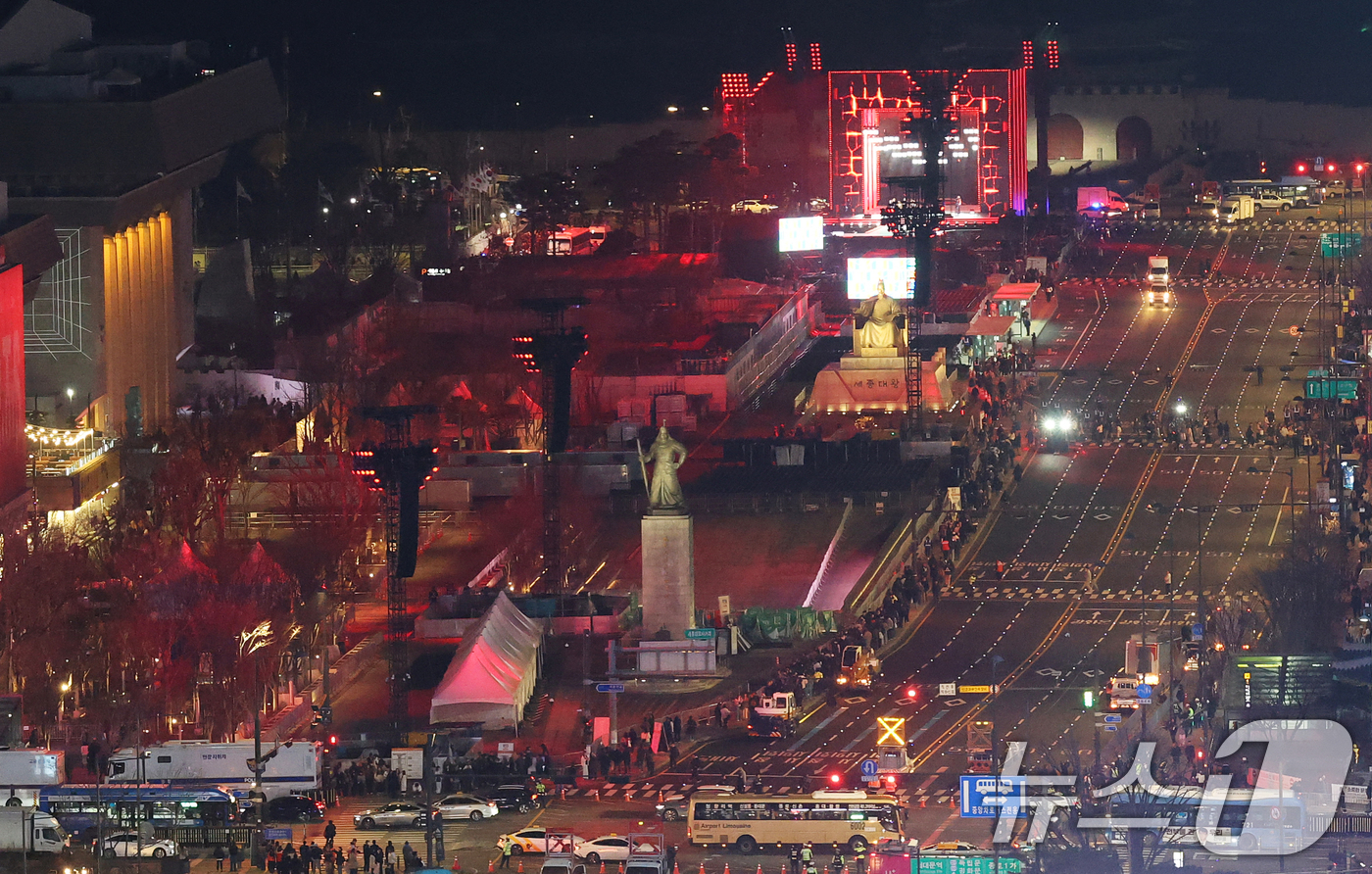 (서울=뉴스1) 오대일 기자 = 3년 9개월 만에 완전체로 컴백하는 방탄소년단(BTS)의 광화문 공연을 하루 앞둔 20일 오후 9시를 기해 서울 광화문 광장 인근 차량 통행이 통제 …