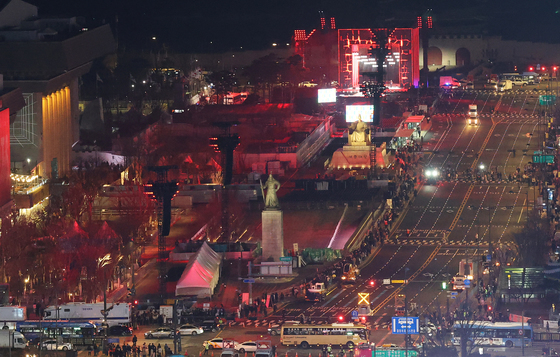 붉게 물든 광화문광장