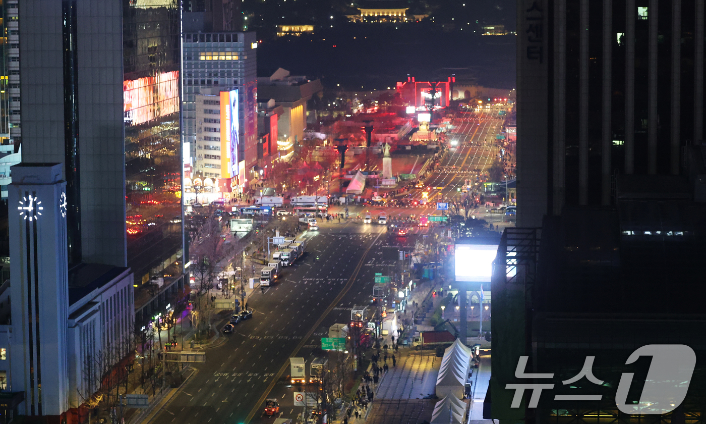 (서울=뉴스1) 오대일 기자 = 3년 9개월 만에 완전체로 컴백하는 방탄소년단(BTS)의 광화문 공연을 하루 앞둔 20일 오후 9시를 기해 서울 광화문 광장 인근 차량 통행이 통제 …