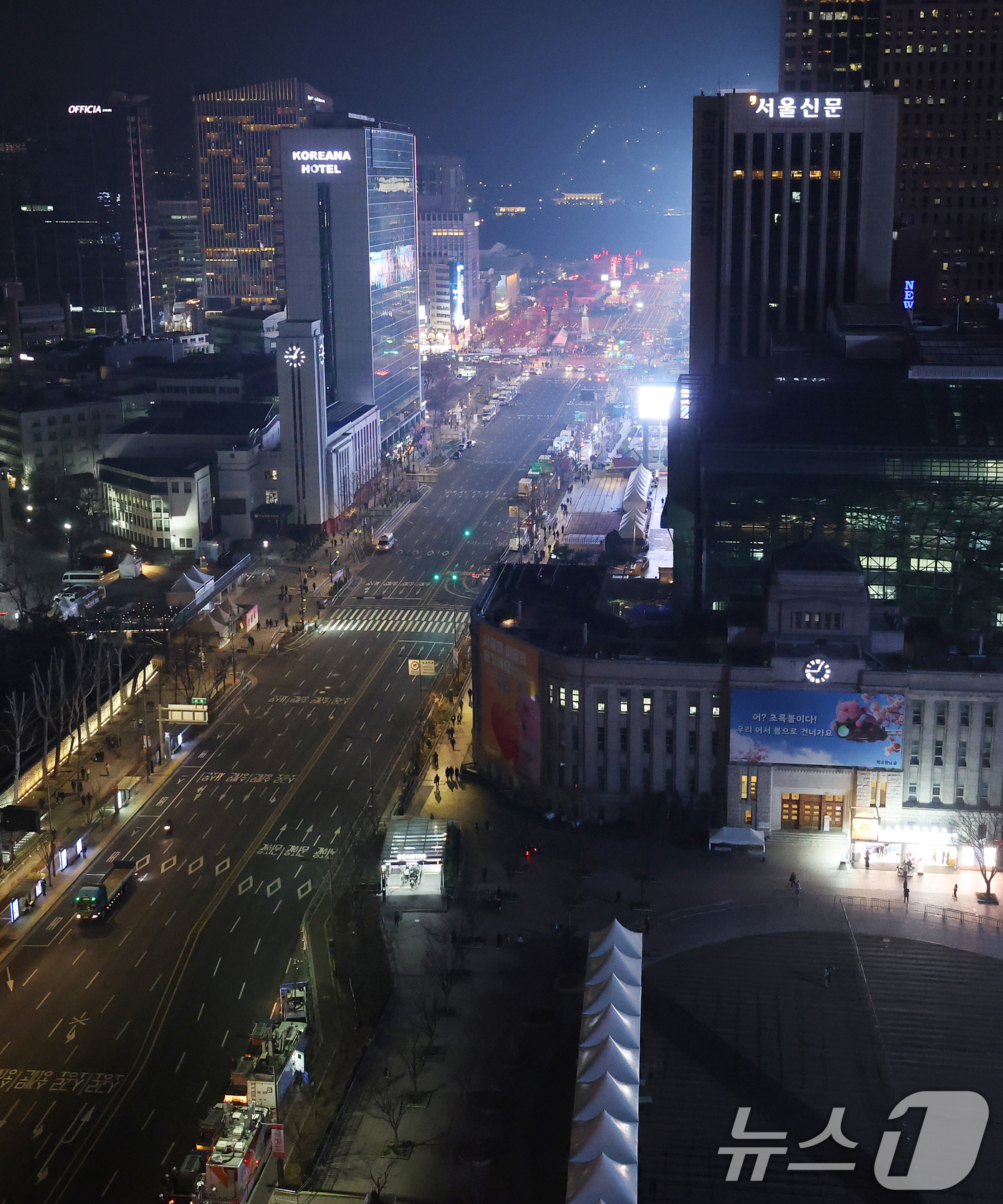 (서울=뉴스1) 오대일 기자 = 3년 9개월 만에 완전체로 컴백하는 방탄소년단(BTS)의 광화문 공연을 하루 앞둔 20일 오후 9시를 기해 서울 광화문 광장 인근 차량 통행이 통제 …