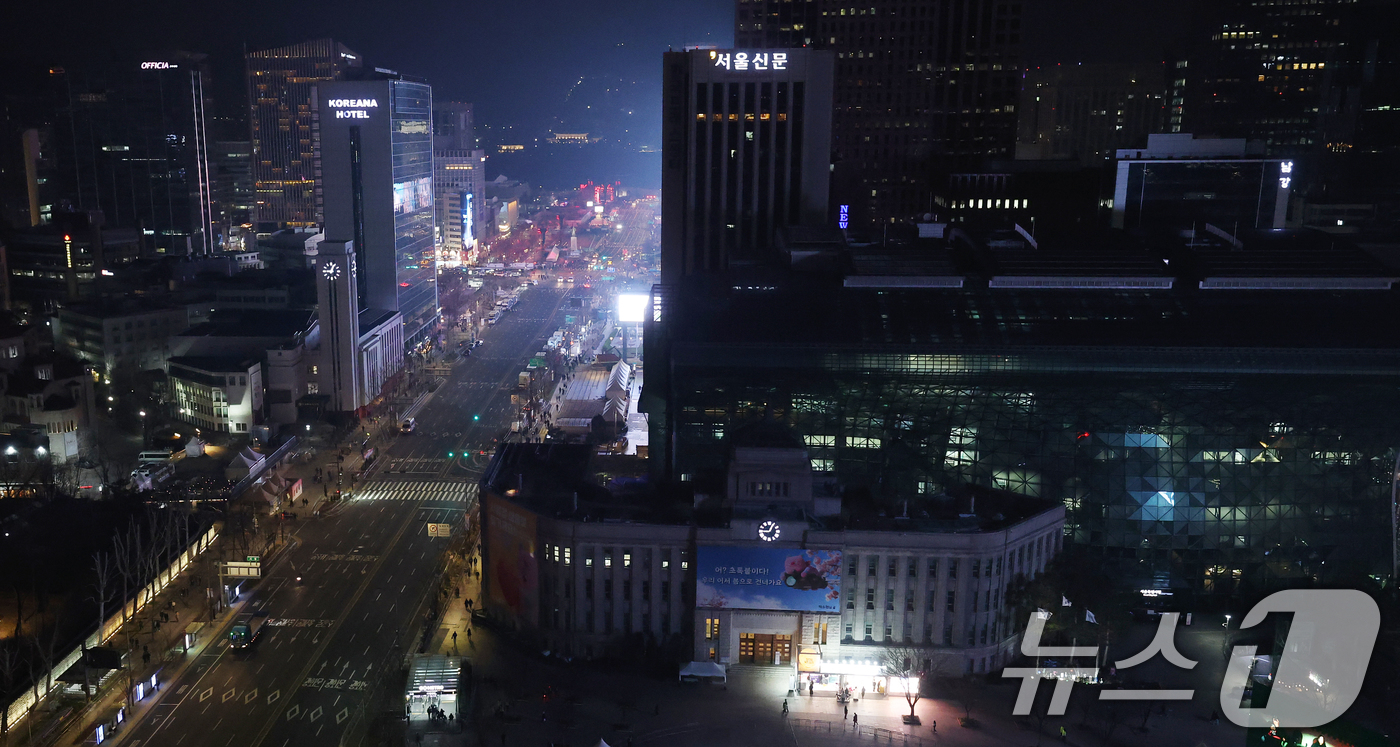 (서울=뉴스1) 오대일 기자 = 3년 9개월 만에 완전체로 컴백하는 방탄소년단(BTS)의 광화문 공연을 하루 앞둔 20일 오후 9시를 기해 서울 광화문 광장 인근 차량 통행이 통제 …