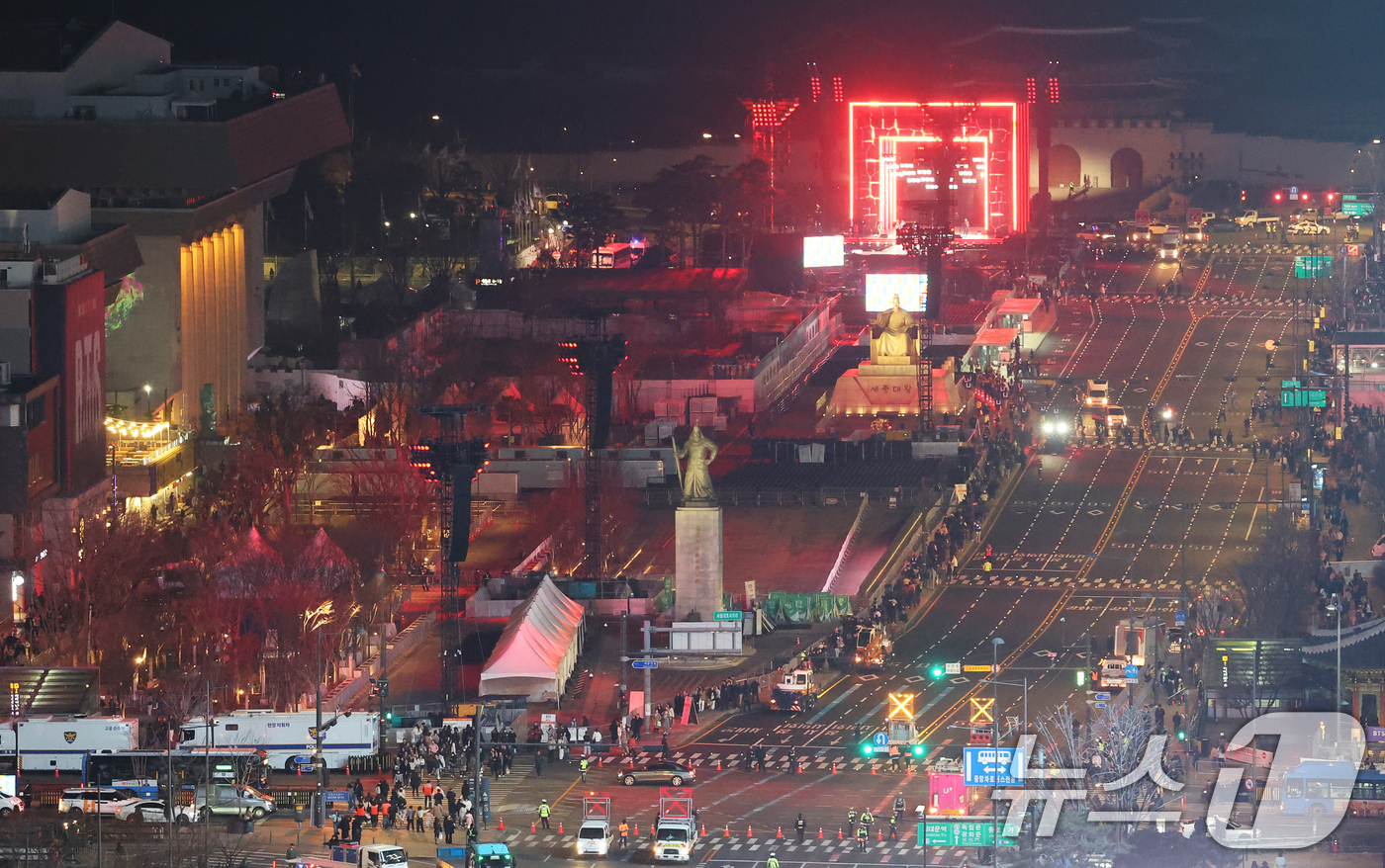 (서울=뉴스1) 오대일 기자 = 3년 9개월 만에 완전체로 컴백하는 방탄소년단(BTS)의 광화문 공연을 하루 앞둔 20일 오후 9시를 기해 서울 광화문 광장 인근 차량 통행이 통제 …