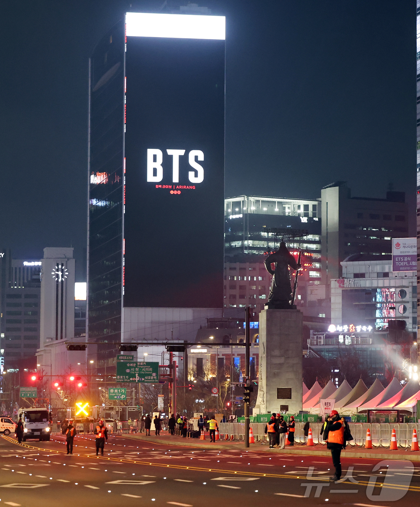 (서울=뉴스1) 김진환 기자 = 3년 9개월 만에 완전체로 컴백하는 방탄소년단(BTS)의 광화문 공연을 하루 앞둔 20일 오후 서울 광화문 광장 일대 교통이 통제되고 있다.경찰 및 …