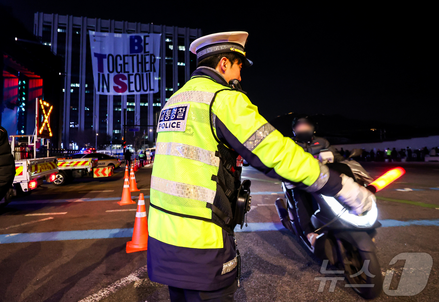 (서울=뉴스1) 김진환 기자 = 3년 9개월 만에 완전체로 컴백하는 방탄소년단(BTS)의 광화문 공연을 하루 앞둔 20일 오후 서울 광화문 광장 일대 교통이 통제되고 있다.경찰 및 …