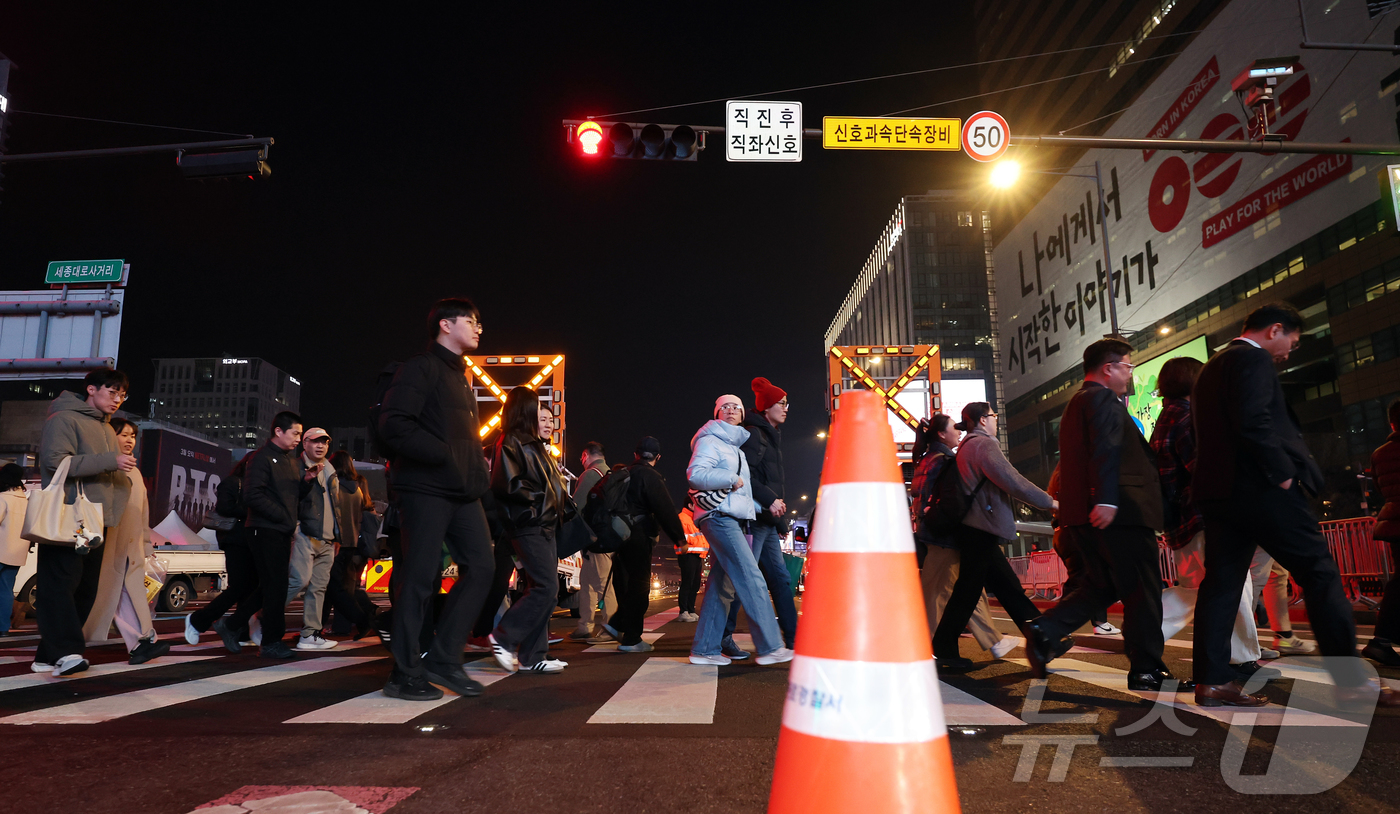 (서울=뉴스1) 김진환 기자 = 3년 9개월 만에 완전체로 컴백하는 방탄소년단(BTS)의 광화문 공연을 하루 앞둔 20일 오후 서울 광화문 광장 일대 교통이 통제되고 있다.경찰 및 …