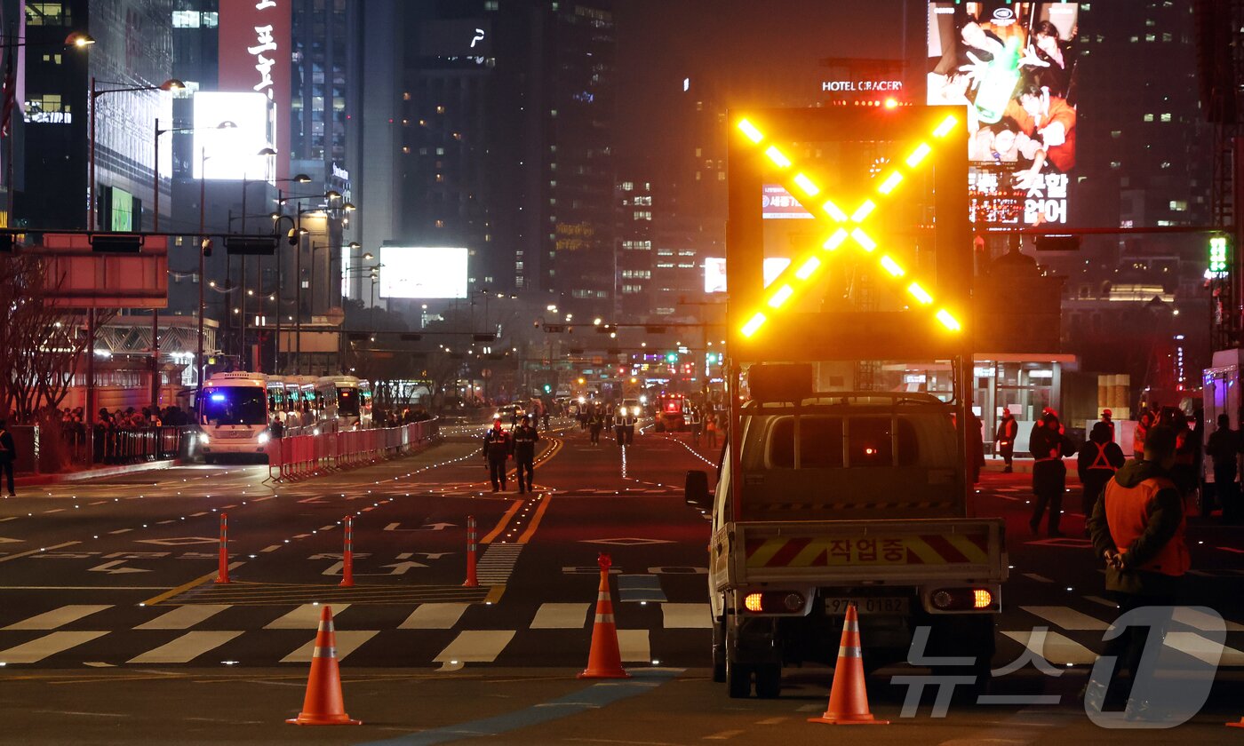 본문 이미지 - 3년 9개월 만에 완전체로 컴백하는 방탄소년단(BTS)의 광화문 공연을 하루 앞둔 20일 오후 서울 광화문 광장 일대 교통이 통제되고 있다.  2026.3.20 ⓒ 뉴스1 김진환 기자