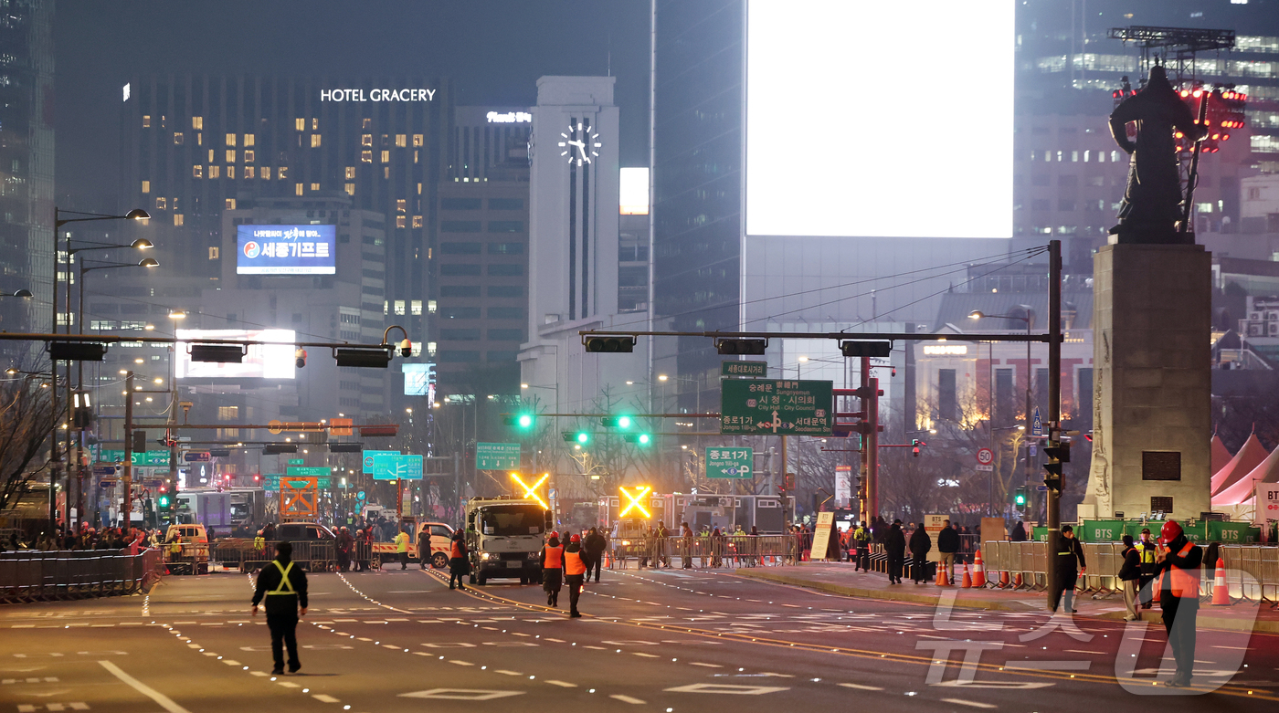 (서울=뉴스1) 김진환 기자 = 3년 9개월 만에 완전체로 컴백하는 방탄소년단(BTS)의 광화문 공연을 하루 앞둔 20일 오후 서울 광화문 광장 일대 교통이 통제되고 있다.경찰 및 …