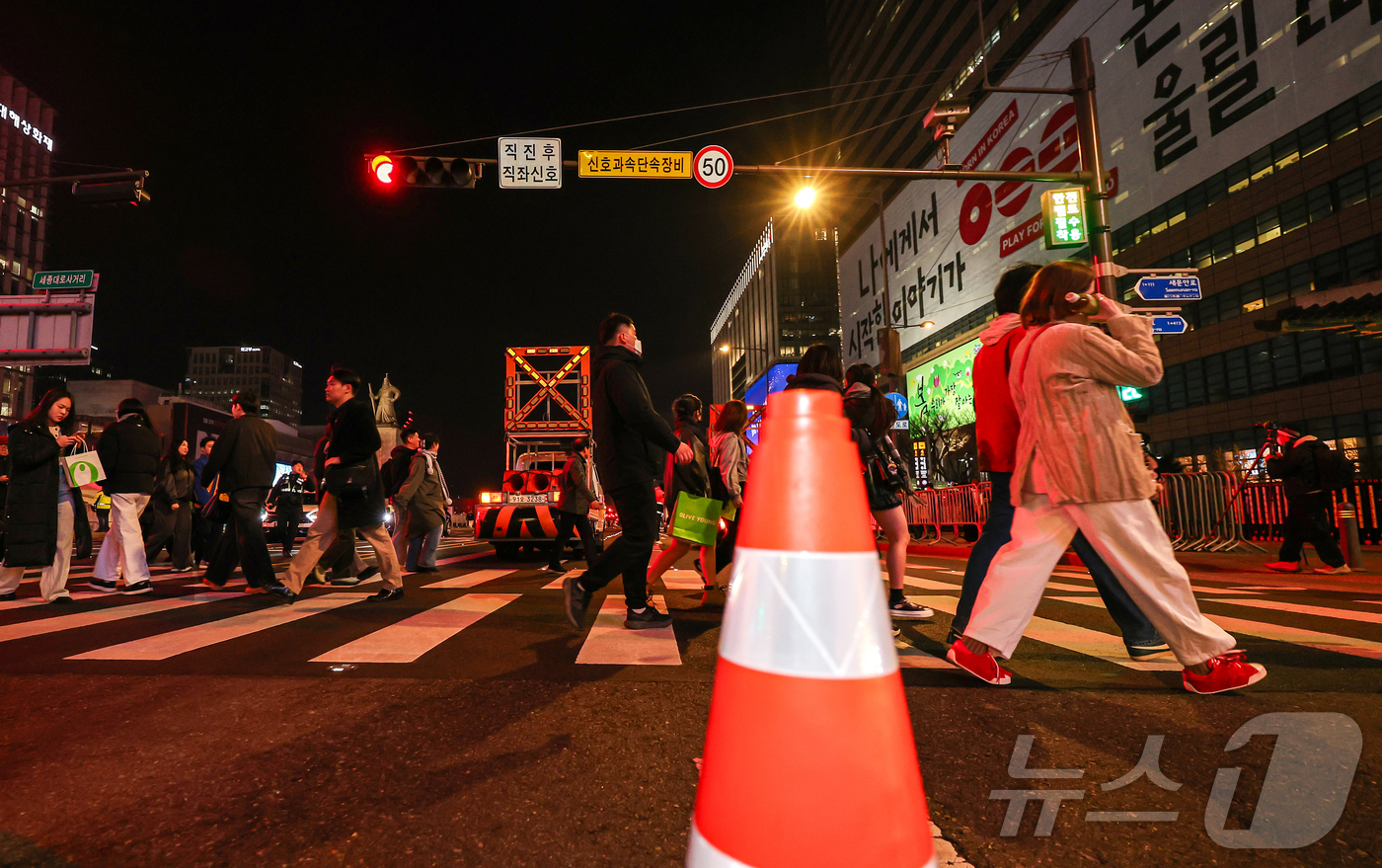 (서울=뉴스1) 김진환 기자 = 3년 9개월 만에 완전체로 컴백하는 방탄소년단(BTS)의 광화문 공연을 하루 앞둔 20일 오후 서울 광화문 광장 일대 교통이 통제되고 있다.경찰 및 …