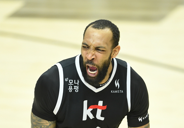 프로농구 KT, 2차 연장 혈투 끝 한국가스공사 제압…6강 PO 희망