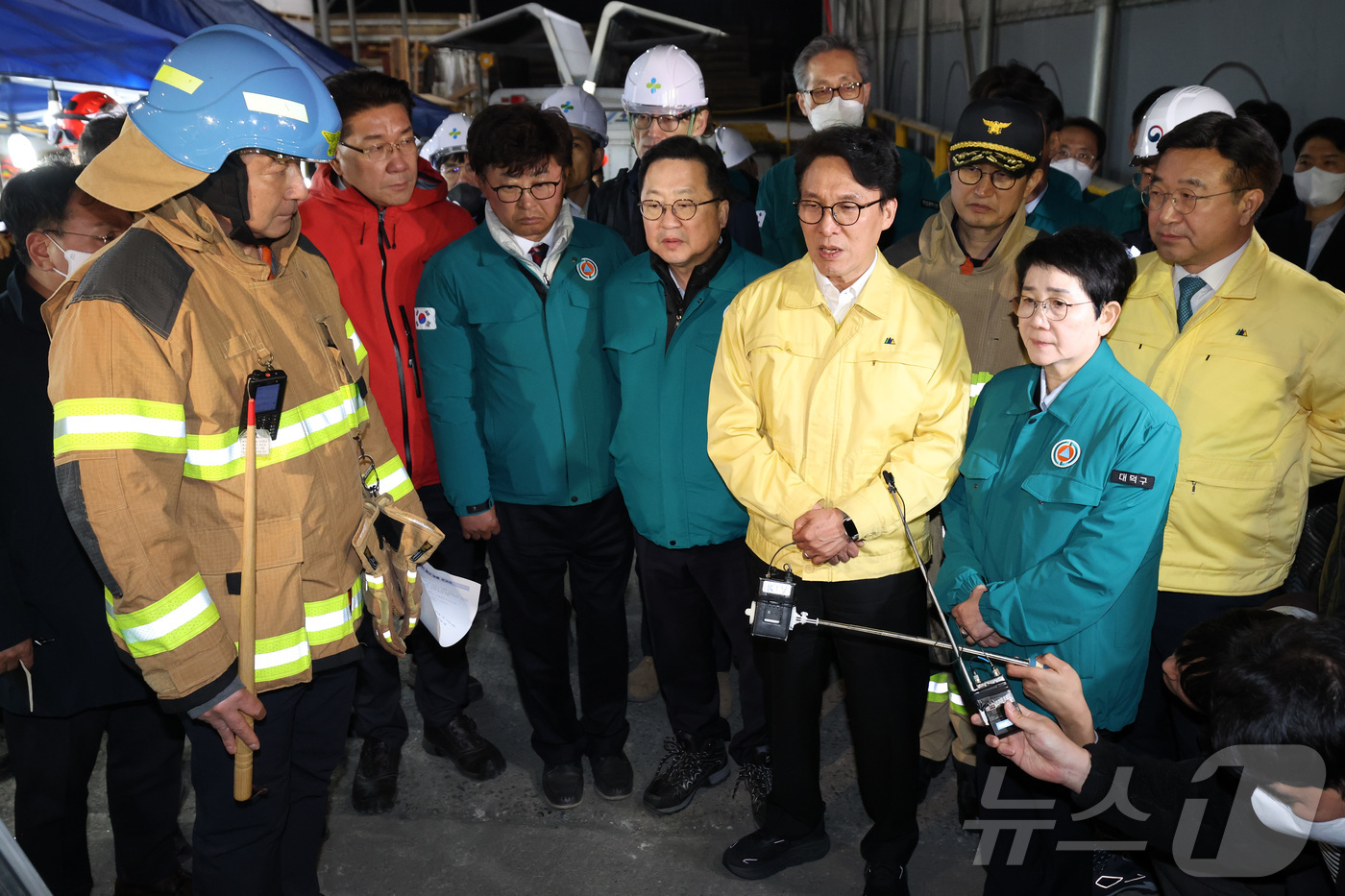 (대전=뉴스1) 김기태 기자 = 김민석 국무총리가 20일 화재가 발생한 대전 대덕구 문평동 자동차부품 제조 공장을 찾아 남득우 대전 대덕소방서장으로부터 화재 현황에 대해 보고 받고 …