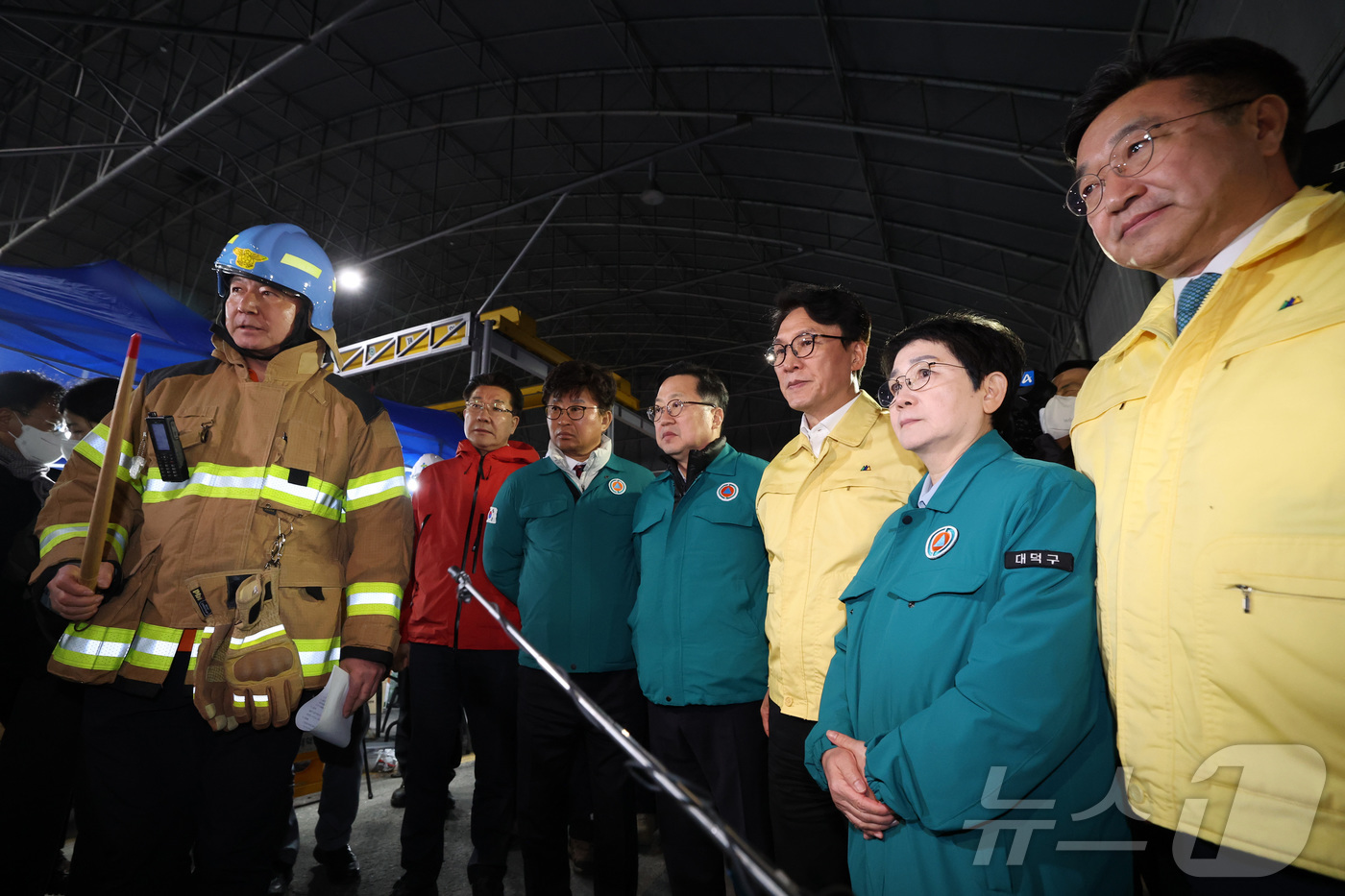 (대전=뉴스1) 김기태 기자 = 김민석 국무총리가 20일 화재가 발생한 대전 대덕구 문평동 자동차부품 제조 공장을 찾아 남득우 대전 대덕소방서장으로부터 화재 현황에 대해 보고 받고 …