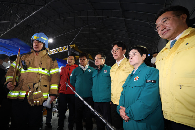 대전 자동차부품 제조 공장 화재 현황 보고 받는 김민석 총리