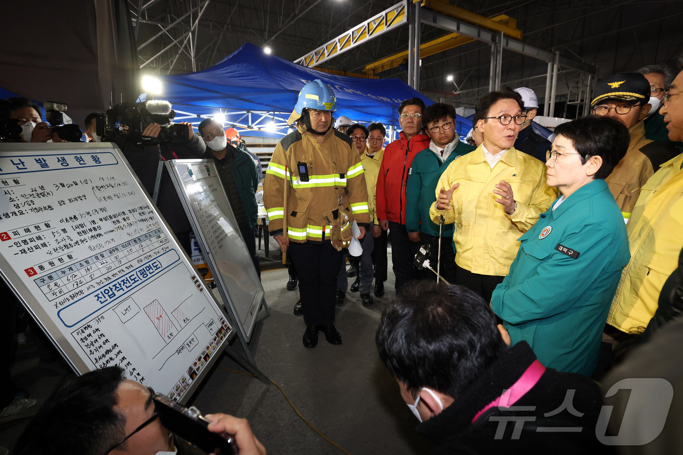 (대전=뉴스1) 김기태 기자 = 김민석 국무총리가 20일 화재가 발생한 대전 대덕구 문평동 자동차부품 제조 공장을 찾아 남득우 대전 대덕소방서장으로부터 화재 현황에 대해 보고 받고 …