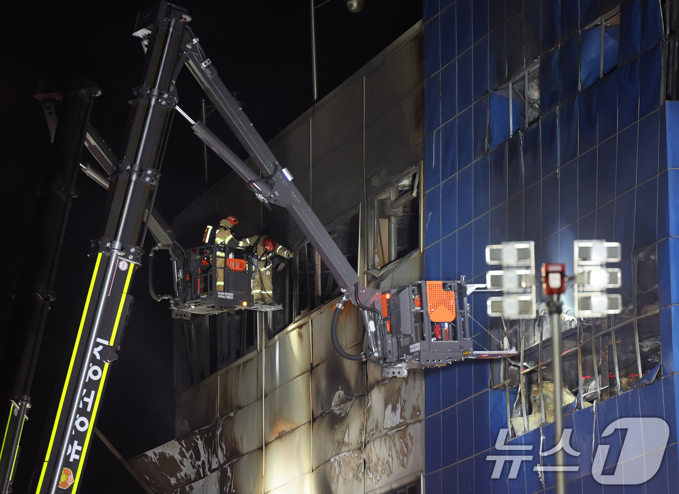 (대전=뉴스1) 김기태 기자 = 20일 오후 1시17분께 대전 대덕구 문평동의 한 자동차 부품공장에서 발생한 대형 화재로 14이 연락두절 된 상황이 발생되자 소방대원들이 내부 수색 …