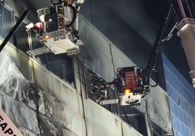 대전 공장 화재 '연락두절' 직원 14명 수색 돌입…1명 발견해 이송