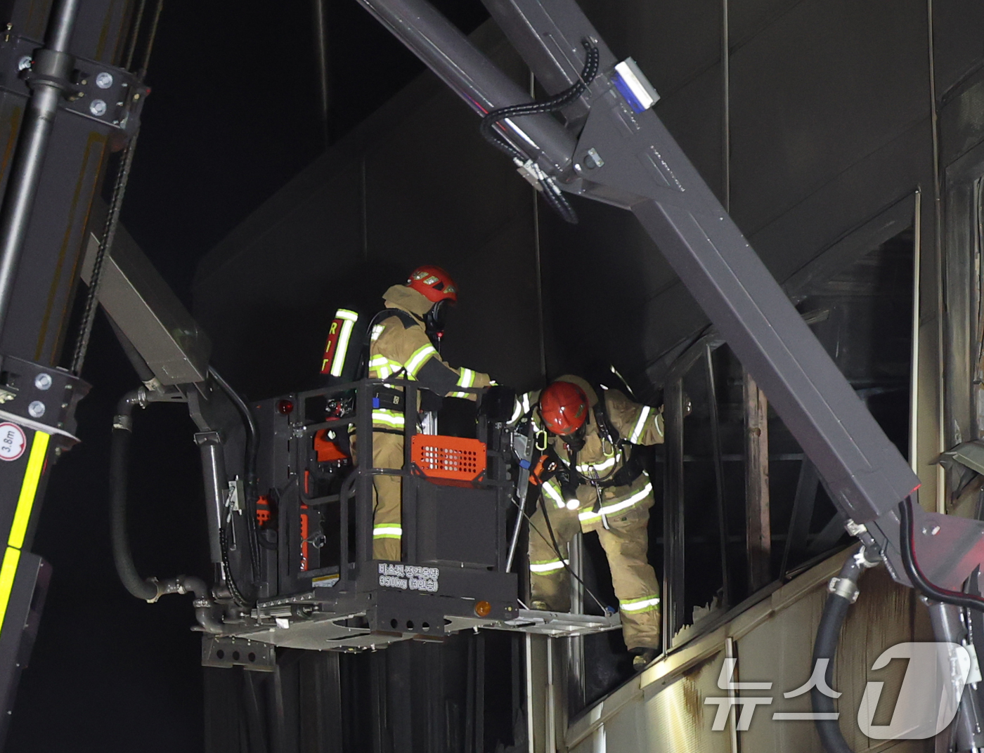 (대전=뉴스1) 김기태 기자 = 20일 오후 1시17분께 대전 대덕구 문평동의 한 자동차 부품공장에서 발생한 대형 화재로 14이 연락두절 된 상황이 발생되자 소방대원들이 내부 수색 …