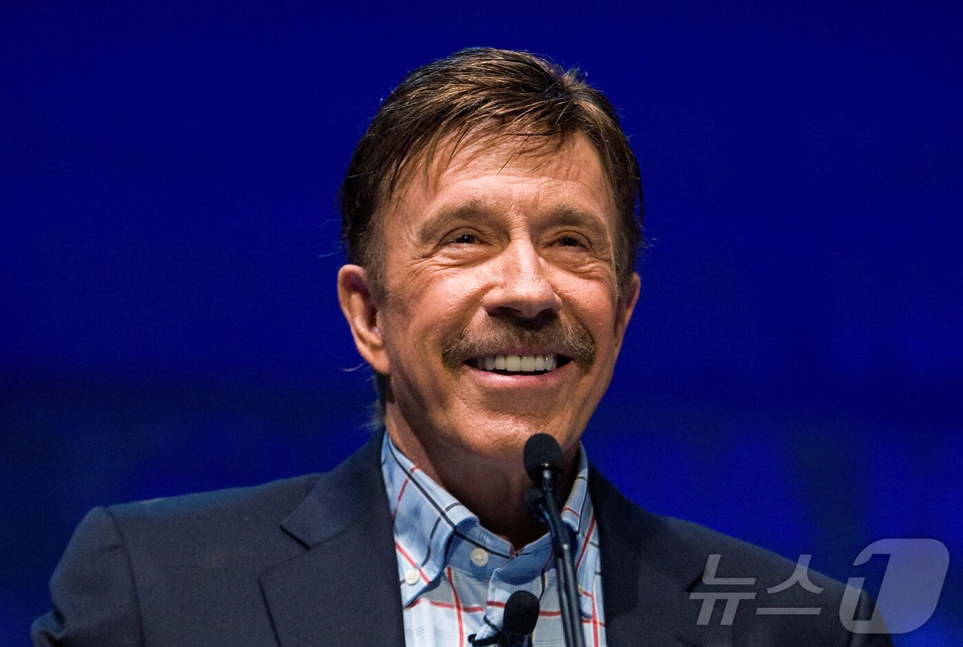 본문 이미지 - 미국 액션배우 척 노리스(Chuck Norris)가 별세했다고 그의 가족이 20일(현지시간) 밝혔다. 향년 86세. 사진은 2010년 5월 노스캐롤라이나 샬럿에서 열린 미국총기협회(NRA) 제139차 연례회의에서 연설하는 모습. 2026.03.20. ⓒ 로이터=뉴스1